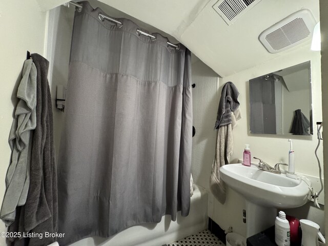 416 Belgravia Ct, Louisville, KY 40208 - bathroom featuring shower / tub combo and vaulted ceiling