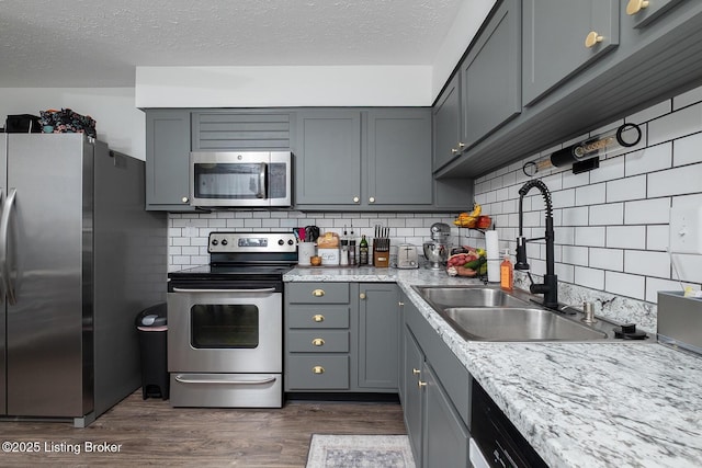1008 E Mailback Way, Crestwood, KY 40014 - kitchen with stainless steel appliances, dark wood-style floors, backsplash, a textured ceiling, and gray cabinets