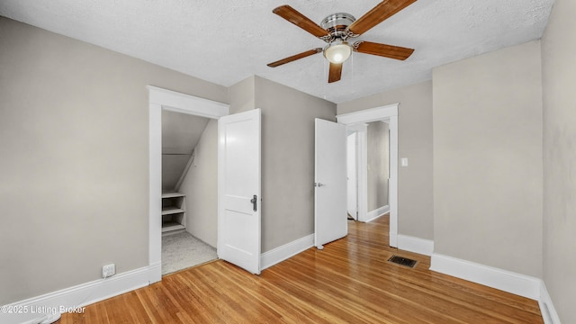 1910 Alfresco Pl, Louisville, KY 40205 - unfurnished bedroom with light wood-type flooring, a textured ceiling, and a ceiling fan
