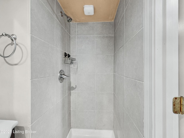 1910 Alfresco Pl, Louisville, KY 40205 - full bathroom with tiled shower