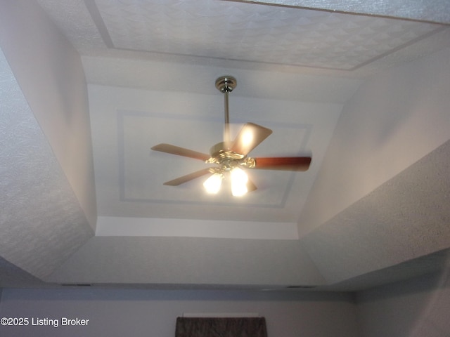 1366 Greens Chapel Rd, Bloomfield, KY 40008 - detailed view of ceiling fan