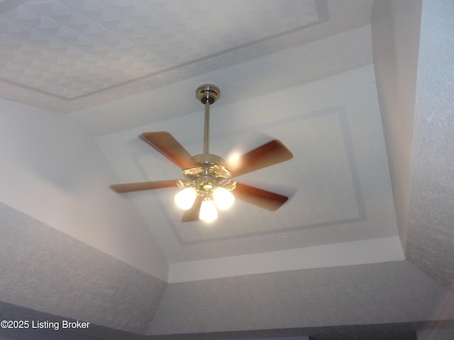 1366 Greens Chapel Rd, Bloomfield, KY 40008 - detailed view of a ceiling fan