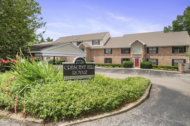 2726 Hollywood Ter Apt 101, Louisville, KY 40206 - view of property featuring uncovered parking
