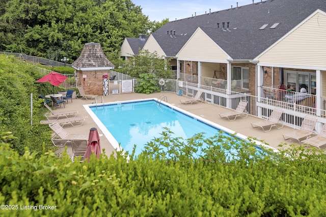 2726 Hollywood Ter Apt 101, Louisville, KY 40206 - community pool featuring a patio area