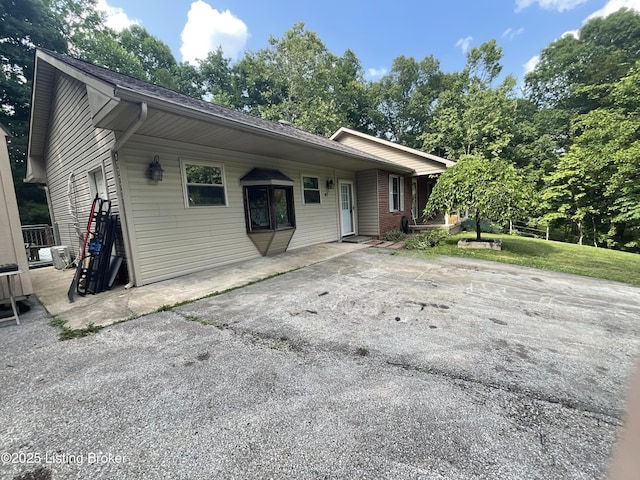 40 Sunflower Ln, Brandenburg, KY 40108 - view of front of house featuring driveway