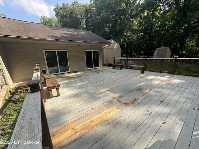 40 Sunflower Ln, Brandenburg, KY 40108 - wooden deck featuring a storage shed