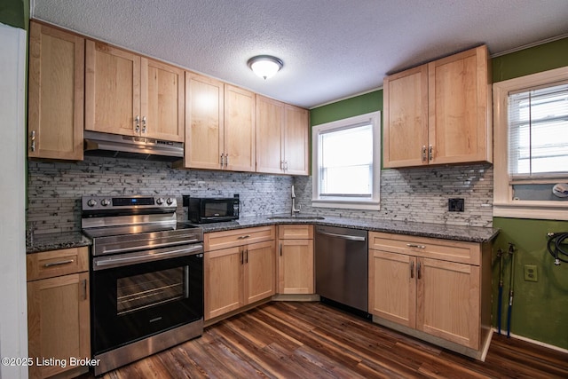 218 N Mantle Ave, Elizabethtown, KY 42701 - kitchen with stainless steel appliances, under cabinet range hood, light brown cabinetry, and a textured ceiling