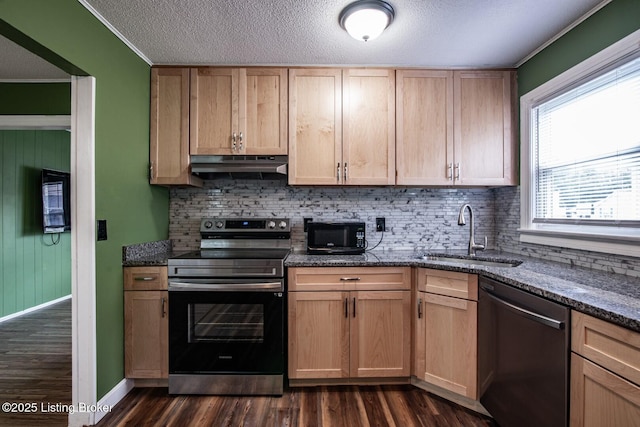 218 N Mantle Ave, Elizabethtown, KY 42701 - kitchen featuring appliances with stainless steel finishes, under cabinet range hood, dark wood-style flooring, backsplash, and a textured ceiling