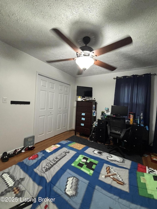 936 Old Ekron Rd, Brandenburg, KY 40108 - bedroom with wood finished floors, a desk, a textured ceiling, a closet, and ceiling fan