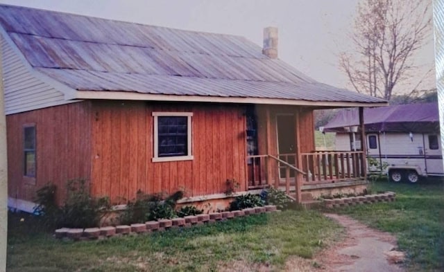 view of front of house featuring a front lawn