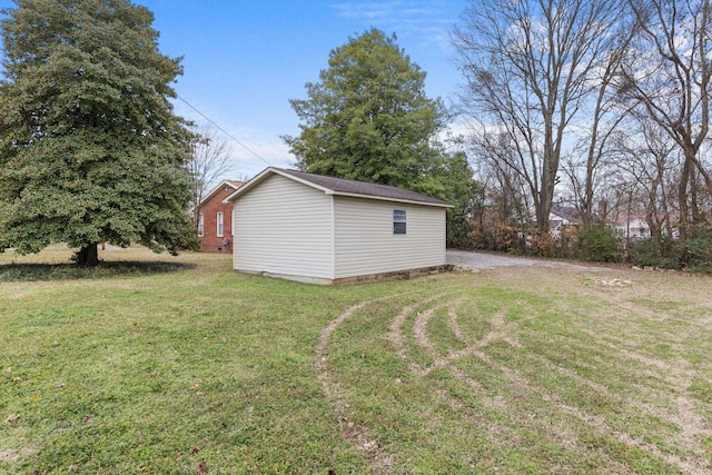 view of yard with an outbuilding