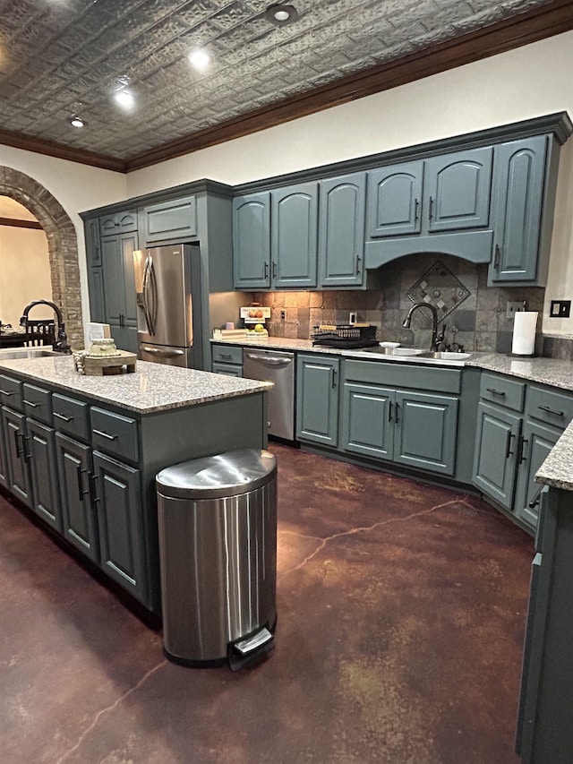 4940 Kent Rd, Tremont, MS 38876 - kitchen with backsplash, sink, and appliances with stainless steel finishes