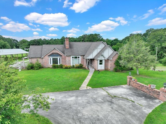 view of front of house featuring a front lawn