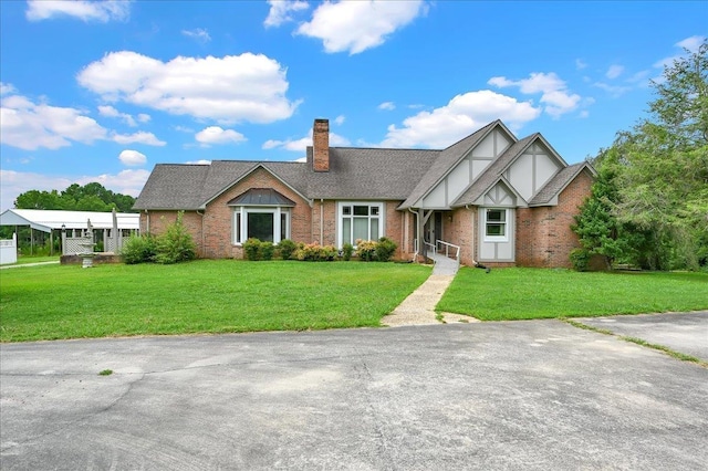 view of front facade with a front lawn