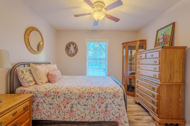 bedroom featuring light wood finished floors and a ceiling fan