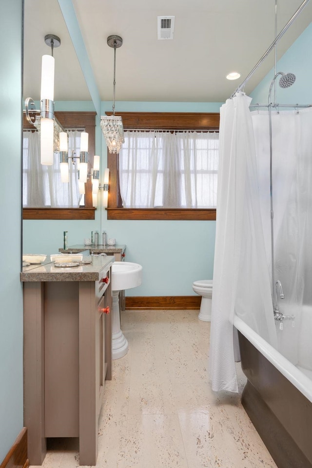 full bath with baseboards, visible vents, toilet, shower / bath combination with curtain, and vanity