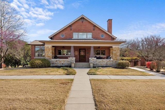 view of front facade featuring a front yard and a porch