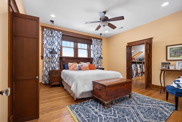 bedroom featuring light wood finished floors, visible vents, baseboards, ceiling fan, and recessed lighting