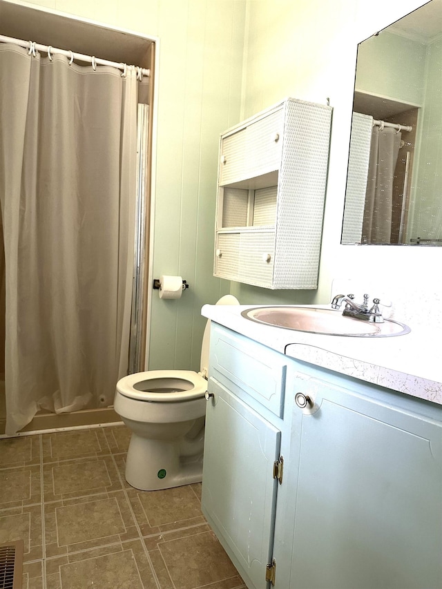 bathroom with a shower with curtain, vanity, and toilet