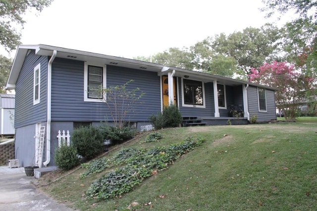 view of front facade featuring a front yard