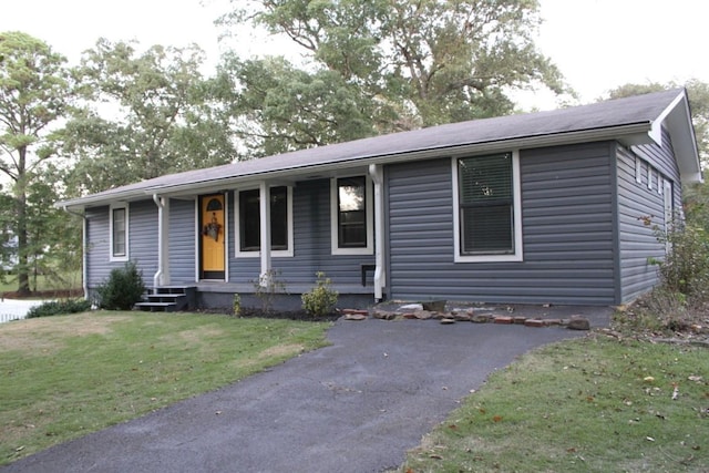 view of front of house featuring a front yard