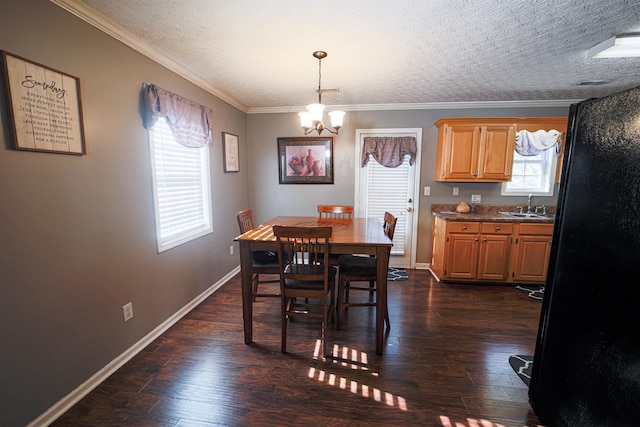 dining area with sink, a chandelier, and a textured ceiling