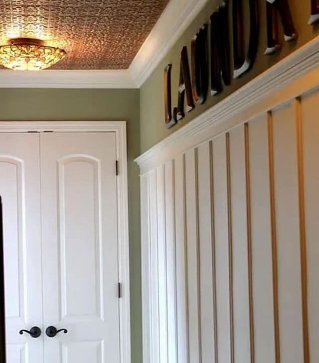 details featuring ornamental molding and an ornate ceiling