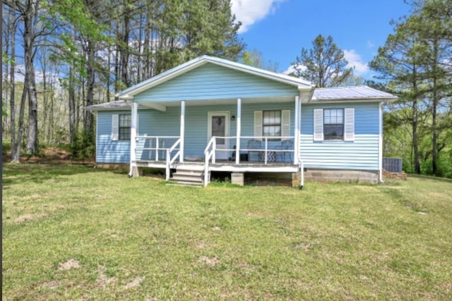 view of front of property featuring covered porch and a front yard