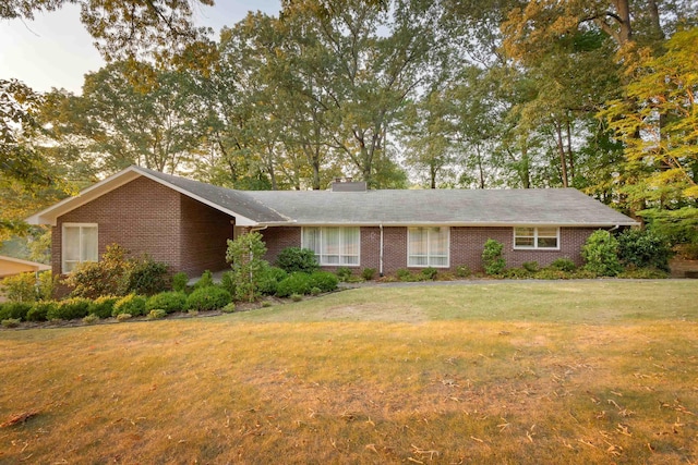 ranch-style house featuring a front yard