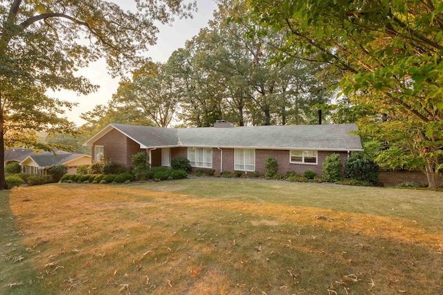 single story home featuring a front lawn