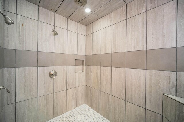 bathroom featuring tiled shower