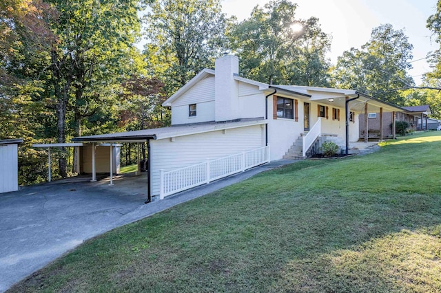 view of front of home featuring a carport, a porch, and a front lawn