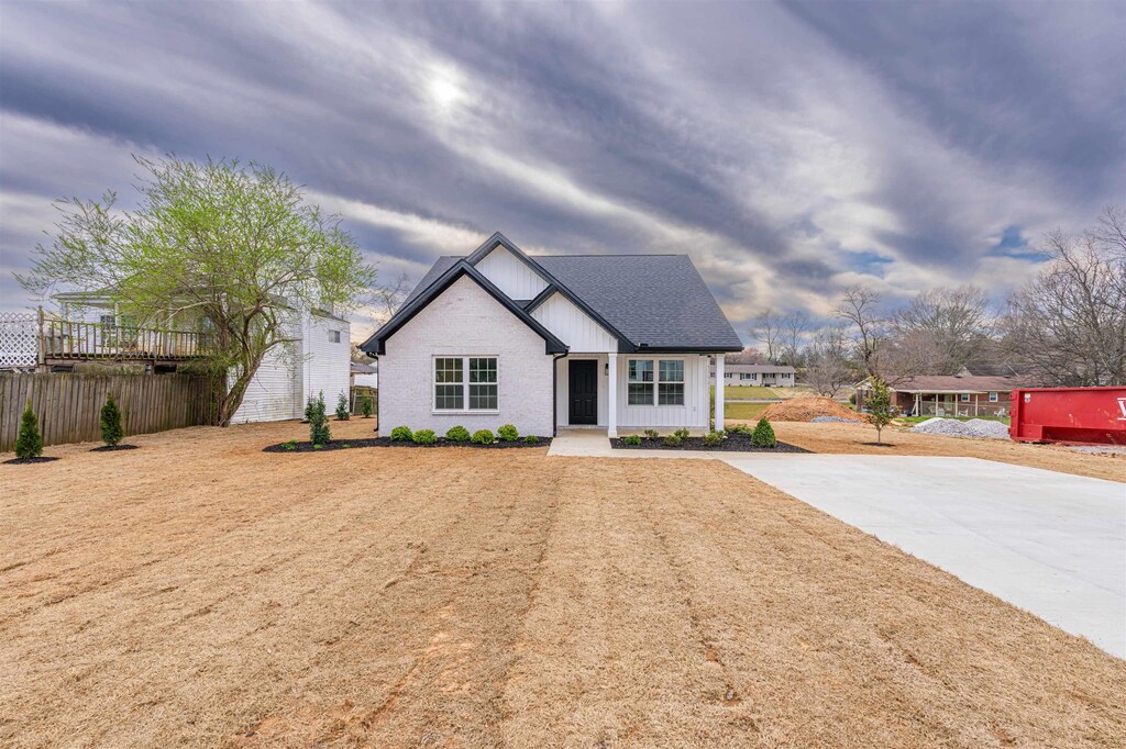 view of front of property featuring a front lawn