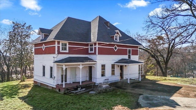 view of front of house featuring a front lawn and covered porch