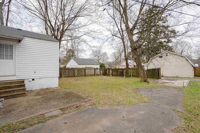 view of yard featuring a patio area