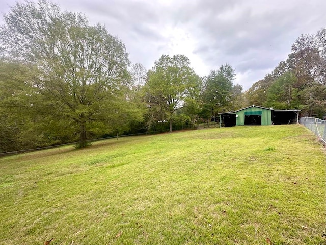 view of yard featuring an outdoor structure