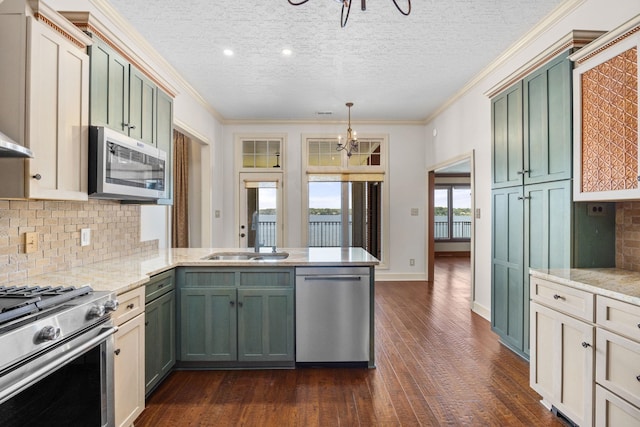 kitchen featuring green cabinets, sink, kitchen peninsula, and stainless steel appliances