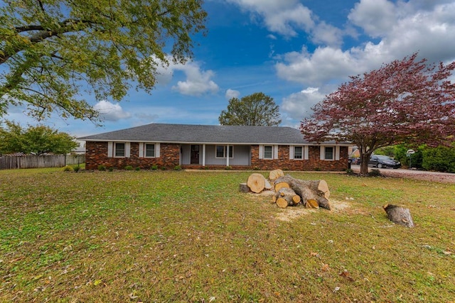 ranch-style house featuring a front yard