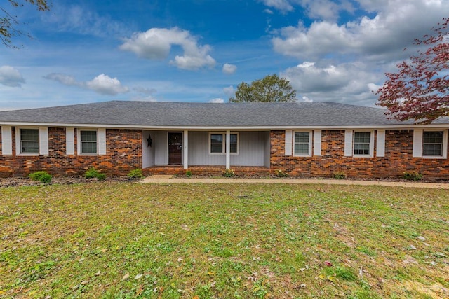 single story home with a front lawn