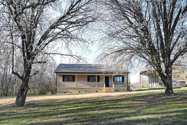 view of front of property featuring a porch and a front yard