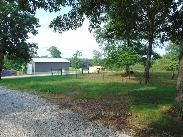 view of yard with an outdoor structure