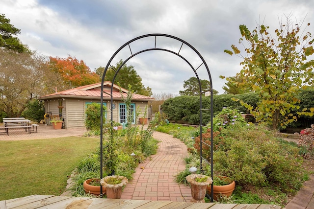 view of yard featuring a patio