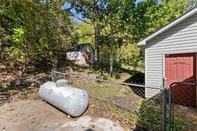 view of yard with a storage shed