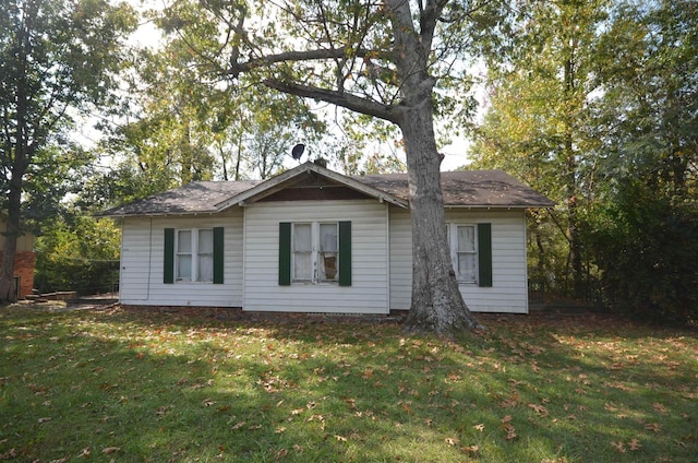 view of front of property featuring a front yard