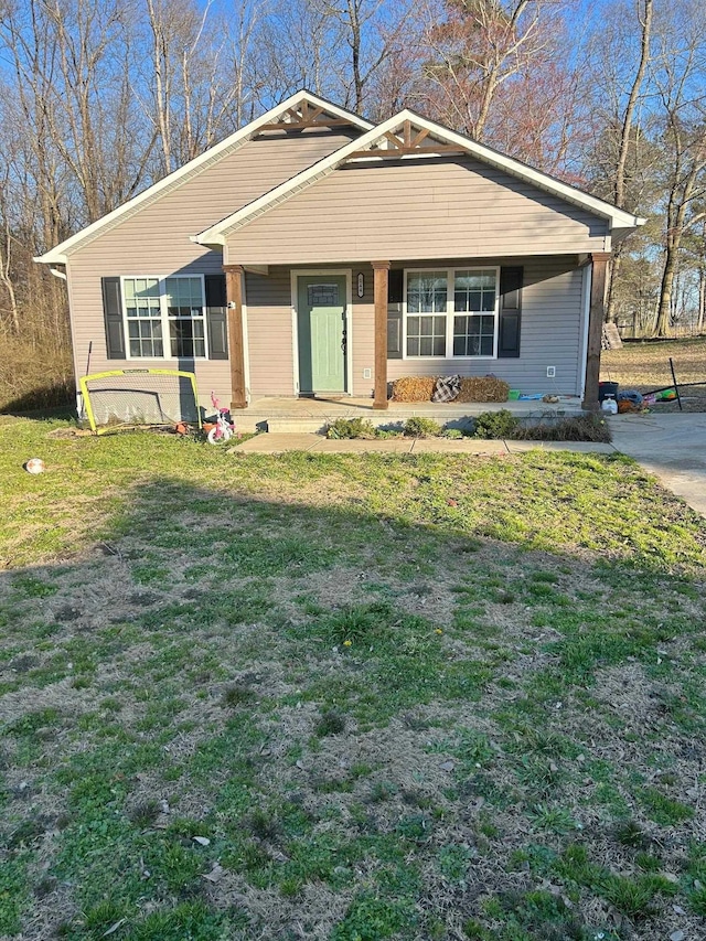 view of front of property featuring a front yard