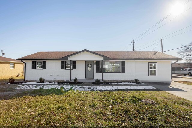 ranch-style house featuring a front yard