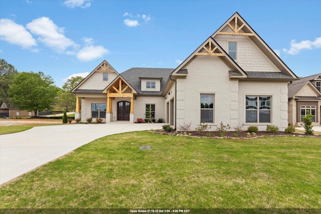 craftsman inspired home featuring a front yard