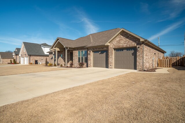 view of front facade featuring a garage and a front yard