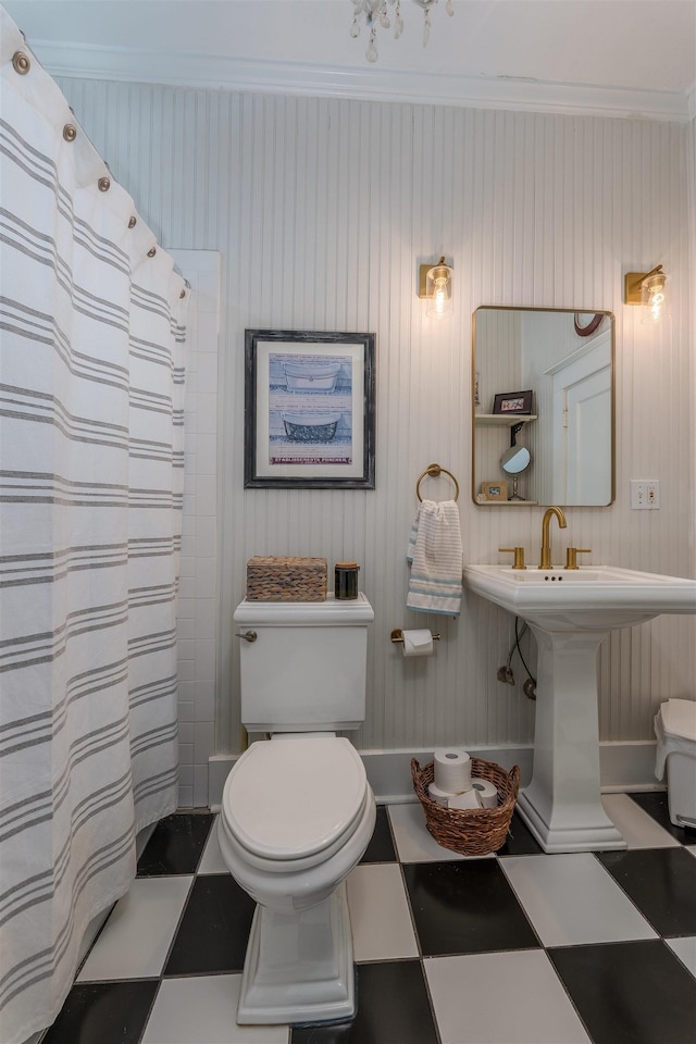 - full bathroom featuring tile patterned floors, toilet, crown molding, a shower with shower curtain, and baseboards