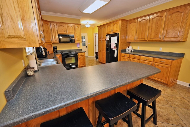 kitchen with black appliances, crown molding, a breakfast bar, sink, and kitchen peninsula